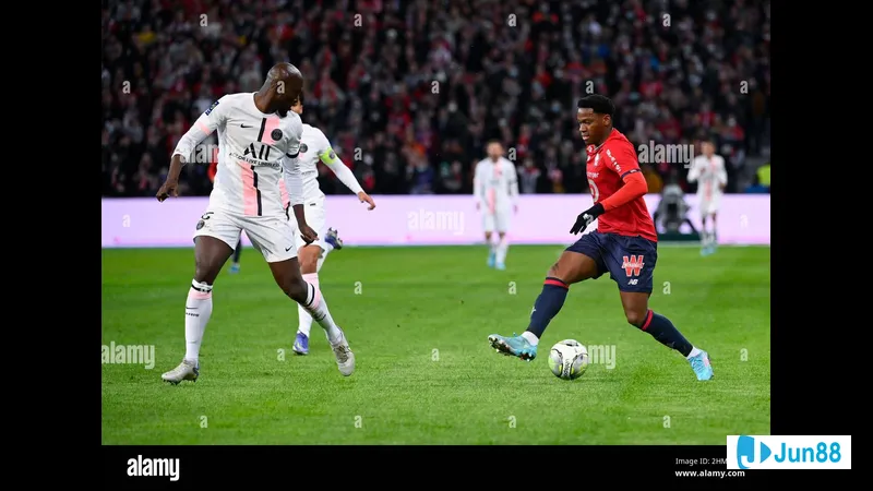 Cầu thủ của PSG vượt qua cầu thủ của Lille trong một pha bóng nhanh