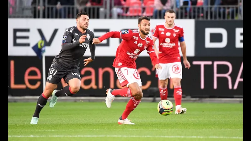 Cầu thủ đội Brest nỗ lực ngăn chặn cầu thủ đội Monaco tiến lên phía trước