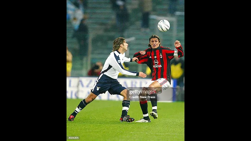 Cầu thủ Lazio tung cú sút mạnh vào khung thành của AC Milan