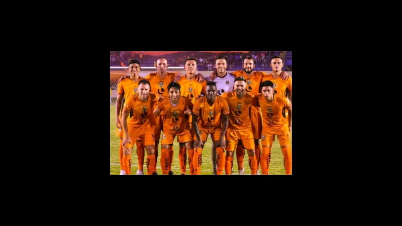 Cầu thủ của Anzoategui và Estudiantes Merida tranh chấp bóng trên sân Cầu thủ của Anzoategui và Estudiantes Merida tranh chấp bóng trên sân