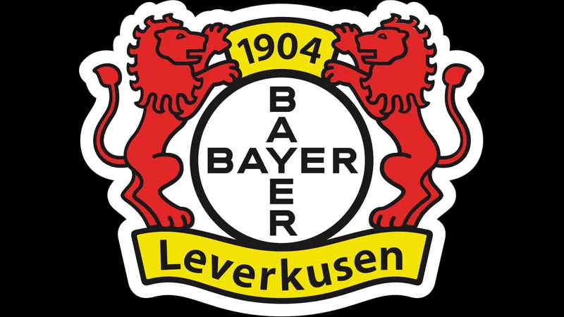 Cầu thủ Olympiakos bay cao để tranh bóng với Bayer Leverkusen Cầu thủ Olympiakos bay cao để tranh bóng với Bayer Leverkusen