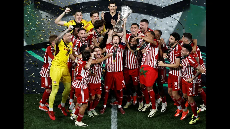 Cầu thủ Olympiakos chờ đón quả phạt góc trước Bayer Leverkusen Cầu thủ Olympiakos chờ đón quả phạt góc trước Bayer Leverkusen