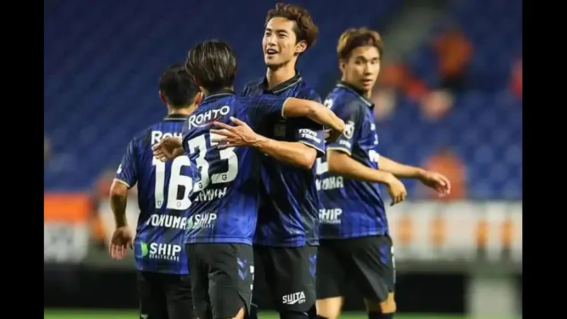 Cầu thủ Pohang và Gamba Osaka tranh chấp bóng trên sân Cầu thủ Pohang và Gamba Osaka tranh chấp bóng trên sân