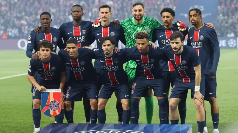 Cầu thủ PSG tạt bóng trong trận đấu với Marseille Cầu thủ PSG tạt bóng trong trận đấu với Marseille