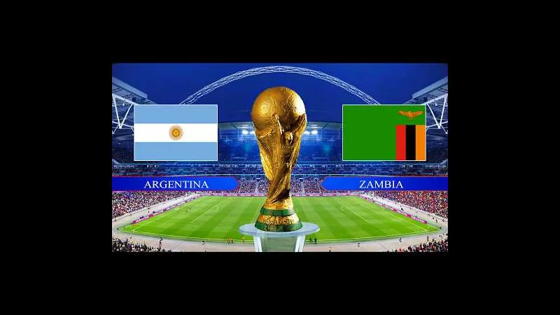 Cầu thủ Argentina và Zambia đang tranh chấp bóng trước khung thành