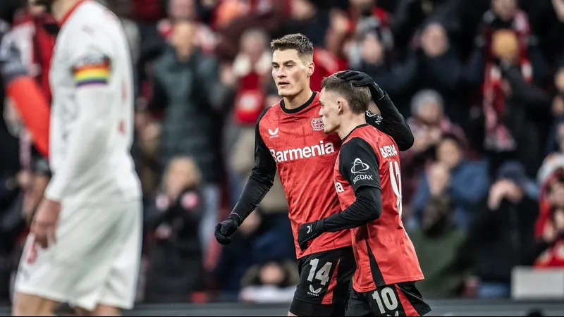 Cầu thủ Heidenheim và Bayer Leverkusen tranh chấp bóng trên sân Cầu thủ Heidenheim và Bayer Leverkusen tranh chấp bóng trên sân