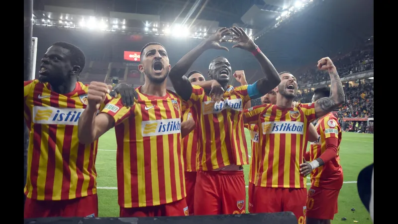Cầu thủ Kayserispor đang cố gắng giữ bóng khỏi Fatih Karagumruk Cầu thủ Kayserispor đang cố gắng giữ bóng khỏi Fatih Karagumruk