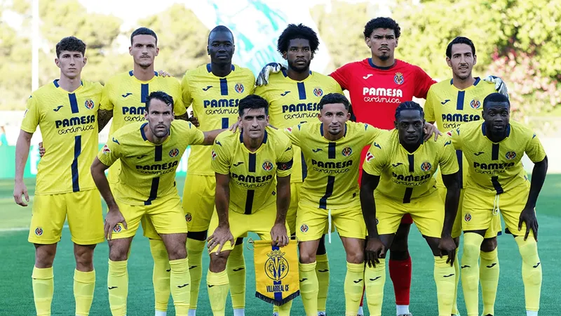 Cầu thủ Villarreal chạy nhanh để ngăn chặn Real Sociedad tấn công