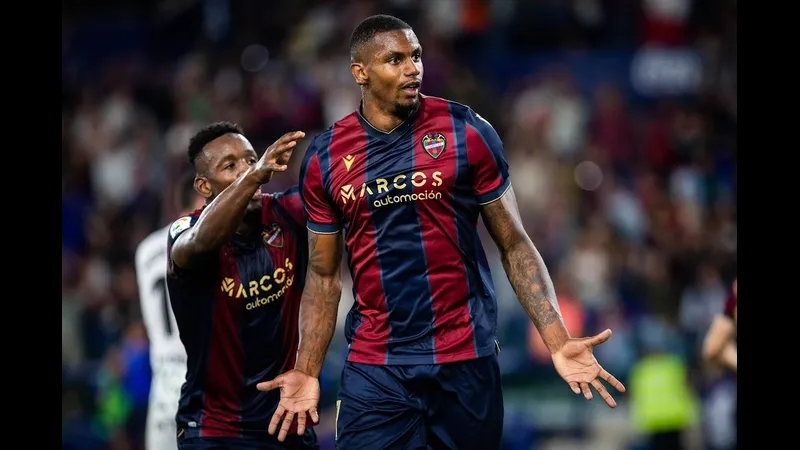 Cầu thủ Levante và Getafe gay cấn tranh chấp bóng trên sân