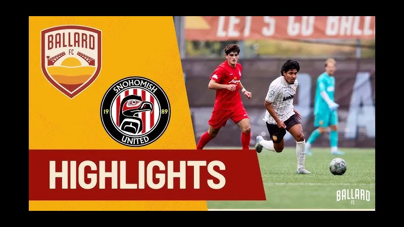 Cầu thủ từ đội Snohomish United đang nỗ lực giữ bóng khỏi sự can thiệp của đối phương
