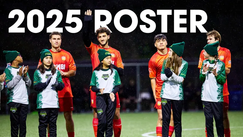 Cầu thủ Ballard và Snohomish United tranh chấp bóng trên sân cỏ