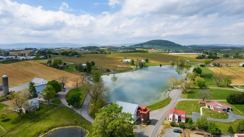 Cầu thủ Dayton và West Virginia đang cạnh tranh gay gắt trên sân cỏ