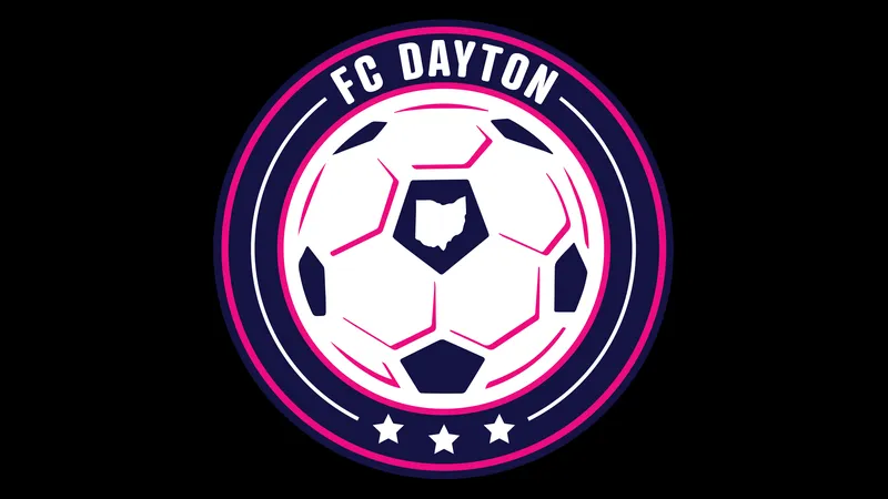 Hai đội cầu thủ Dayton và West Virginia tranh chấp quả bóng trên sân cỏ