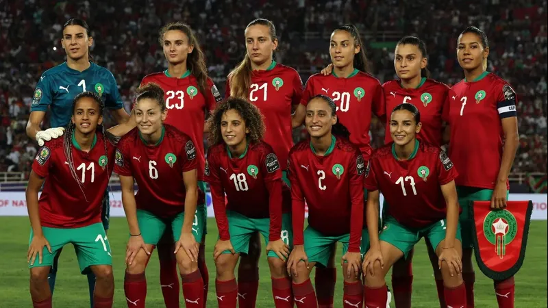 Cầu thủ Pháp và Morocco cùng tranh chấp bóng trên sân cỏ - Phong độ gần