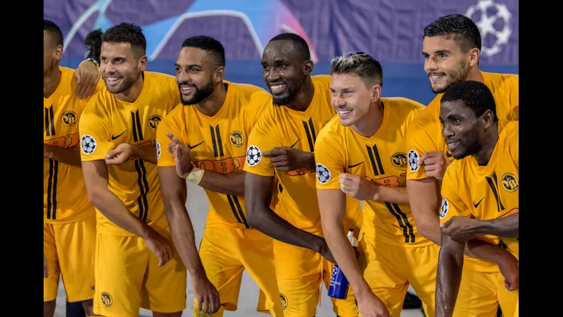Cầu thủ Plzen và Young Boys tranh chấp quả bóng trên sân