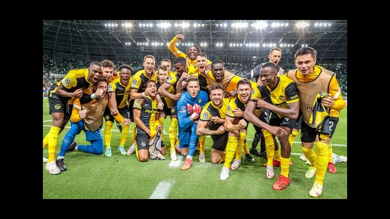 Cầu thủ Plzen và Young Boys tranh chấp trên sân cỏ