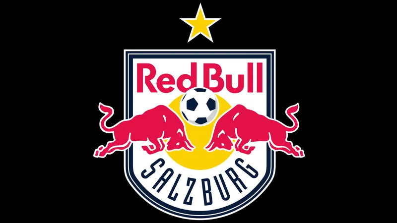 Cầu thủ Salzburg và Kharkiv tranh chấp trên sân