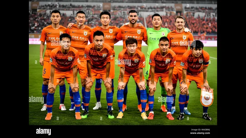 Cầu thủ Shandong Taishan và Yunnan Yukun tranh chấp quả bóng - Dự đoán số Cầu thủ Shandong Taishan và Yunnan Yukun tranh chấp quả bóng - Dự đoán số