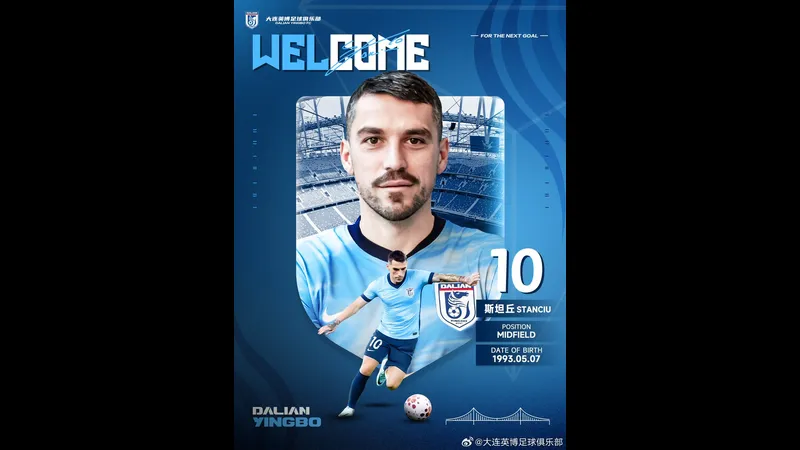 Cầu thủ của Shanghai Port và Dalian Yingbo đang tranh chấp bóng trên sân