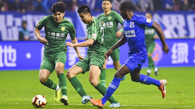 Cầu thủ Shanghai Shenhua dứt điểm mạnh vào lưới Beijing Guoan