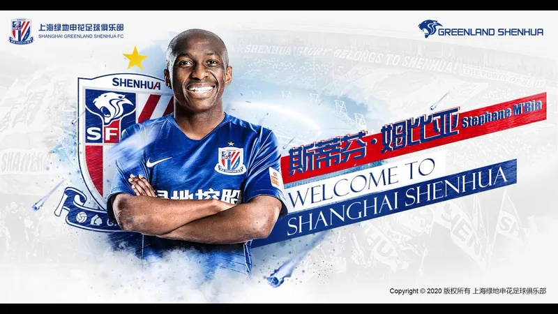 Cầu thủ Shanghai Shenhua và Beijing Guoan đua tranh quả bóng
